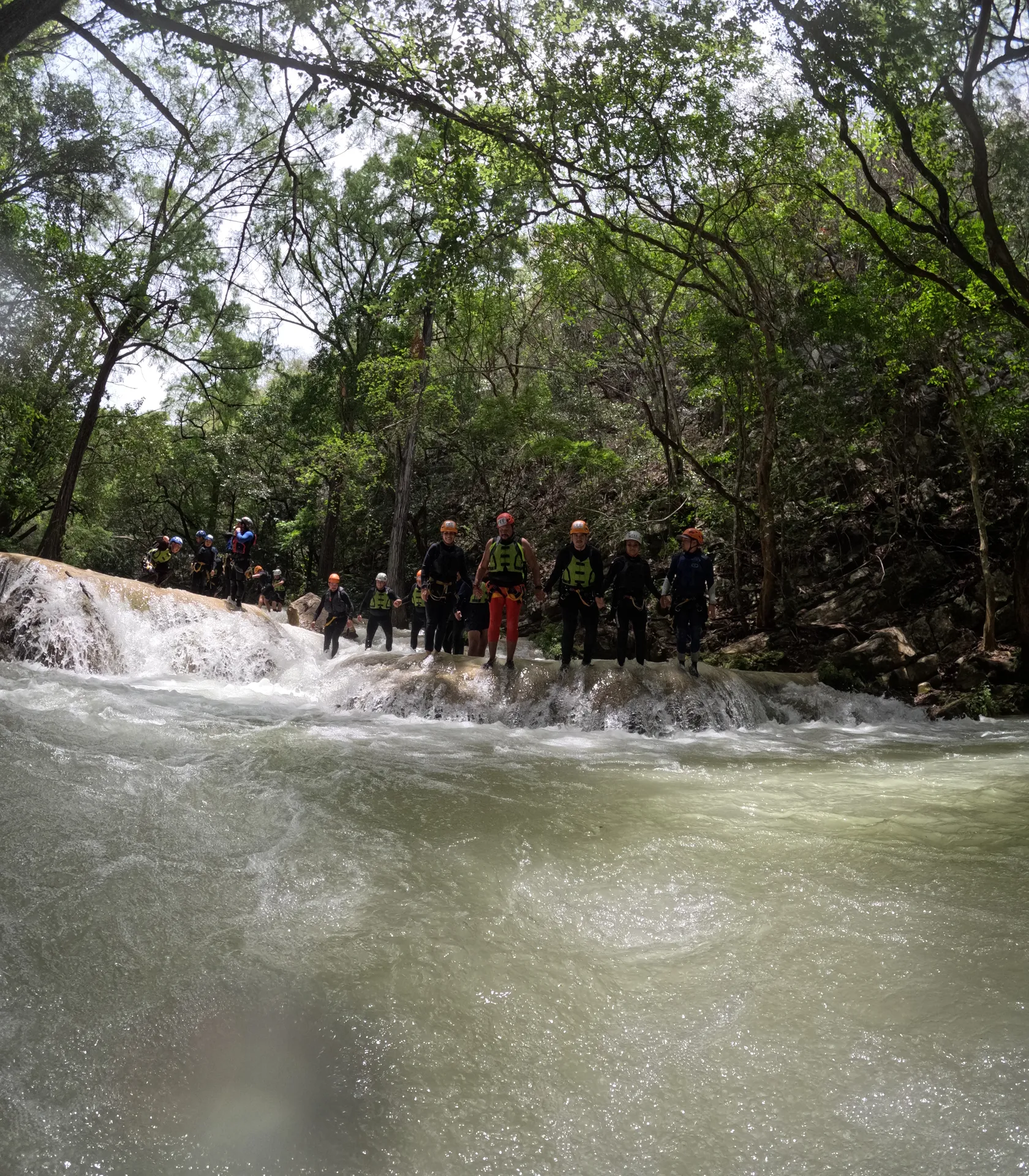 Grupo caminando sobre una cascada en la reserva de Tzimol