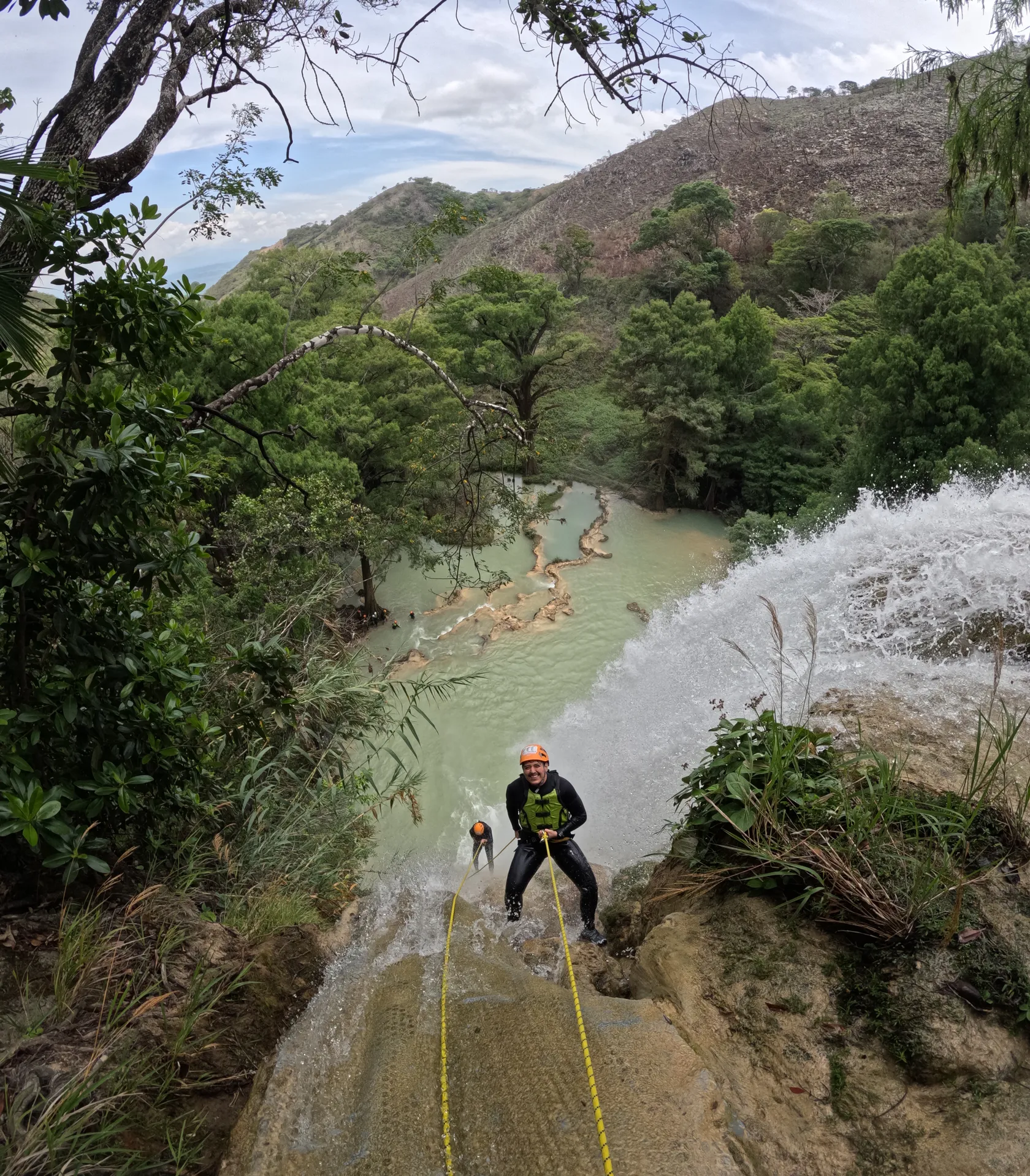 Rápel descendiendo por una cascada en Tzimol