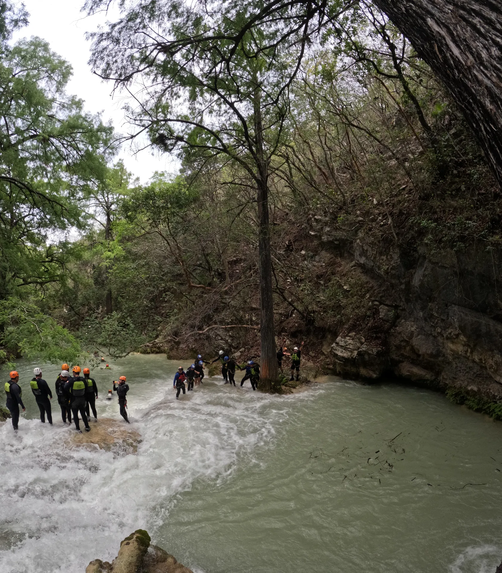 Grupo en el río de la reserva de Tzimol
