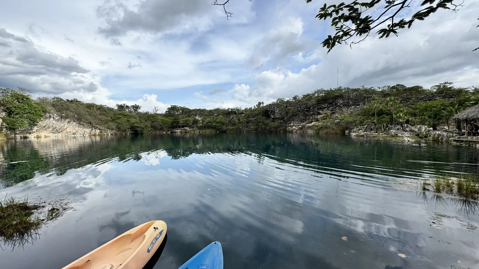 Kayaks en el Cenote Chucumaltik
