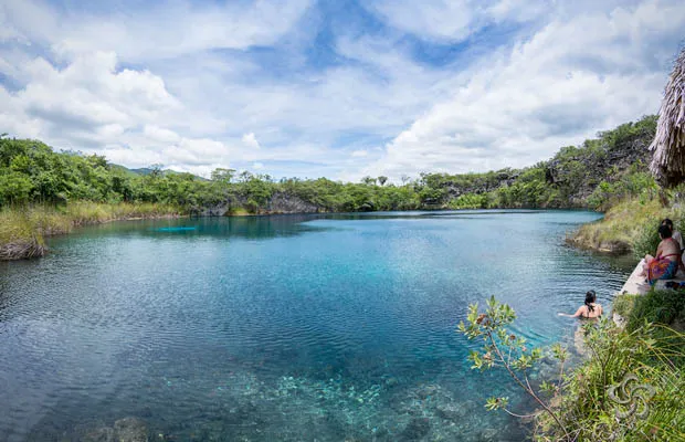 Visitantes nadando en el Cenote Chucumaltik