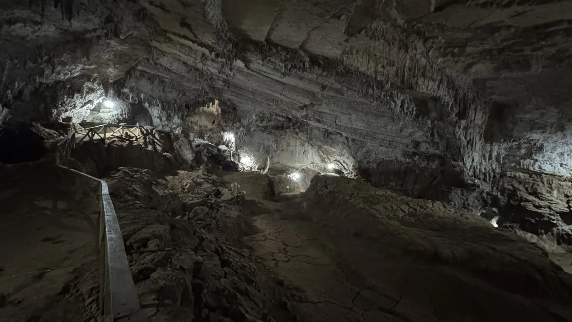 Gran cámara de las grutas con pasarela de madera