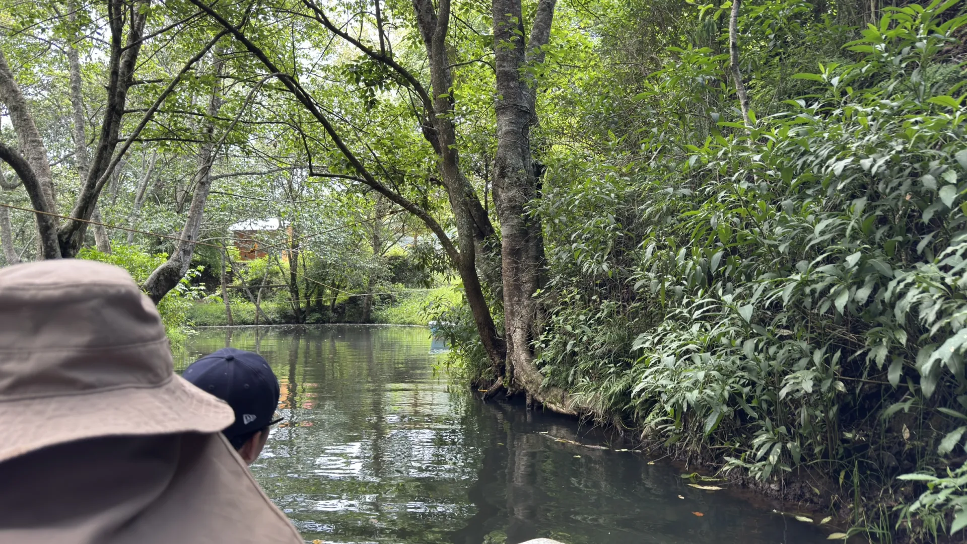 Paseo en bote por el río de las grutas