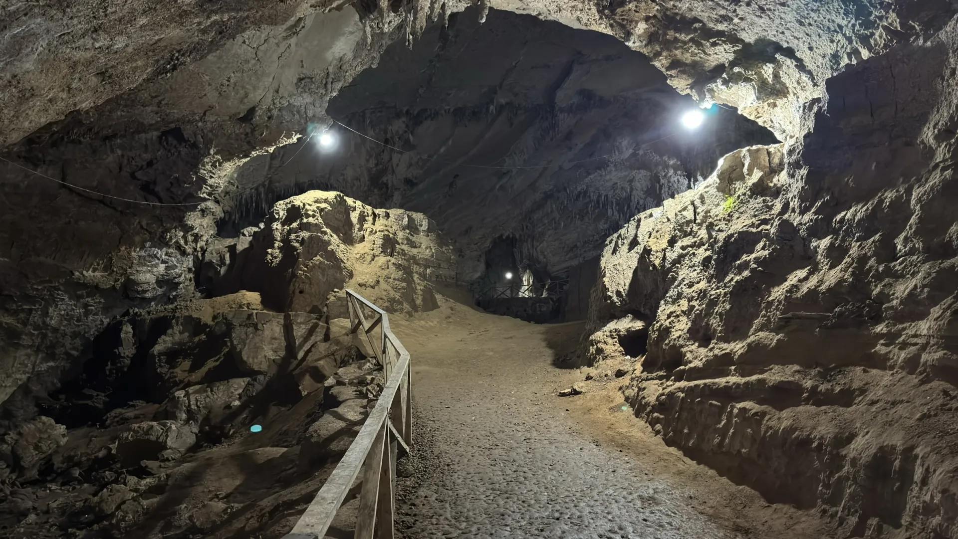 Pasarela de madera dentro de las grutas