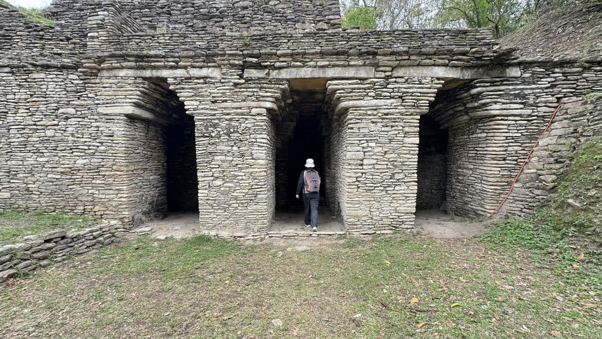Templo de Toniná con un visitante