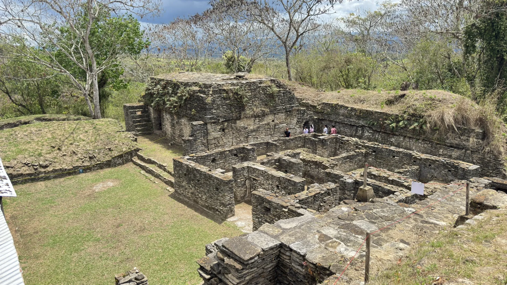 Vista elevada del conjunto de Toniná