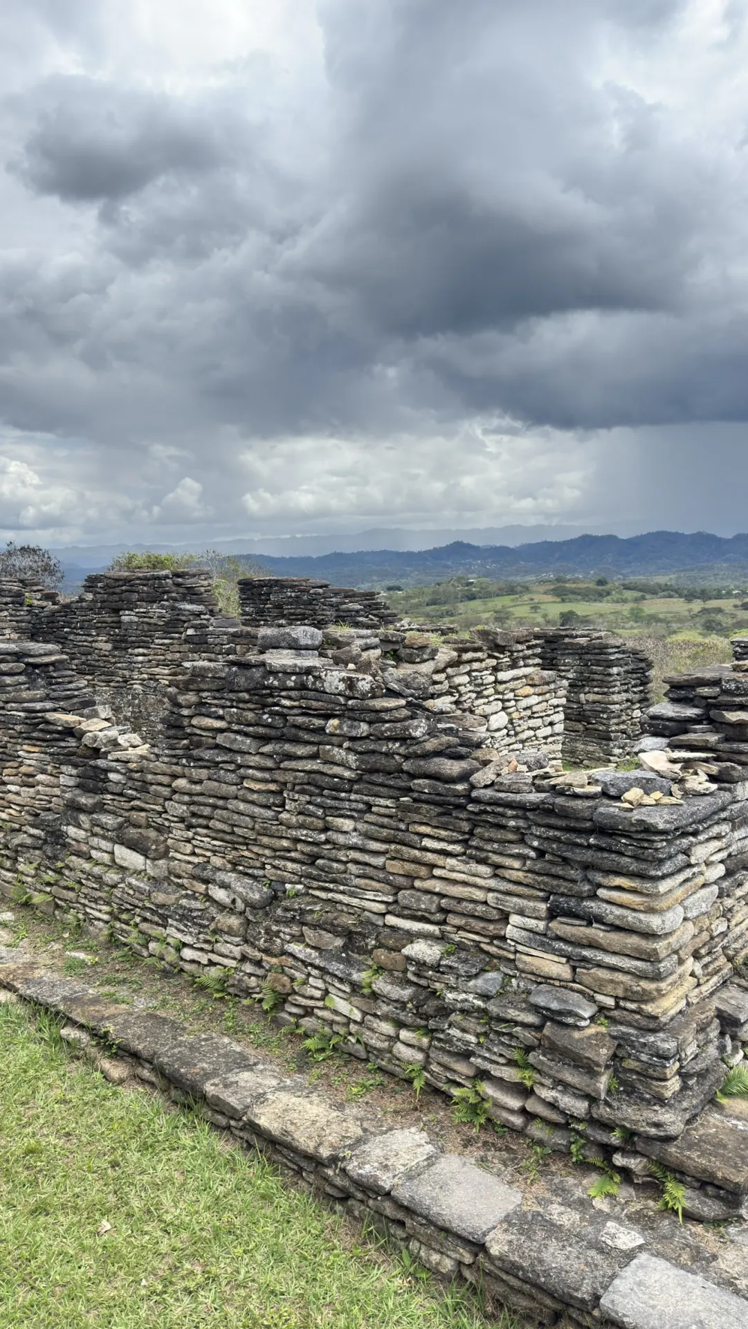 Muro de piedra de Toniná con vista al valle