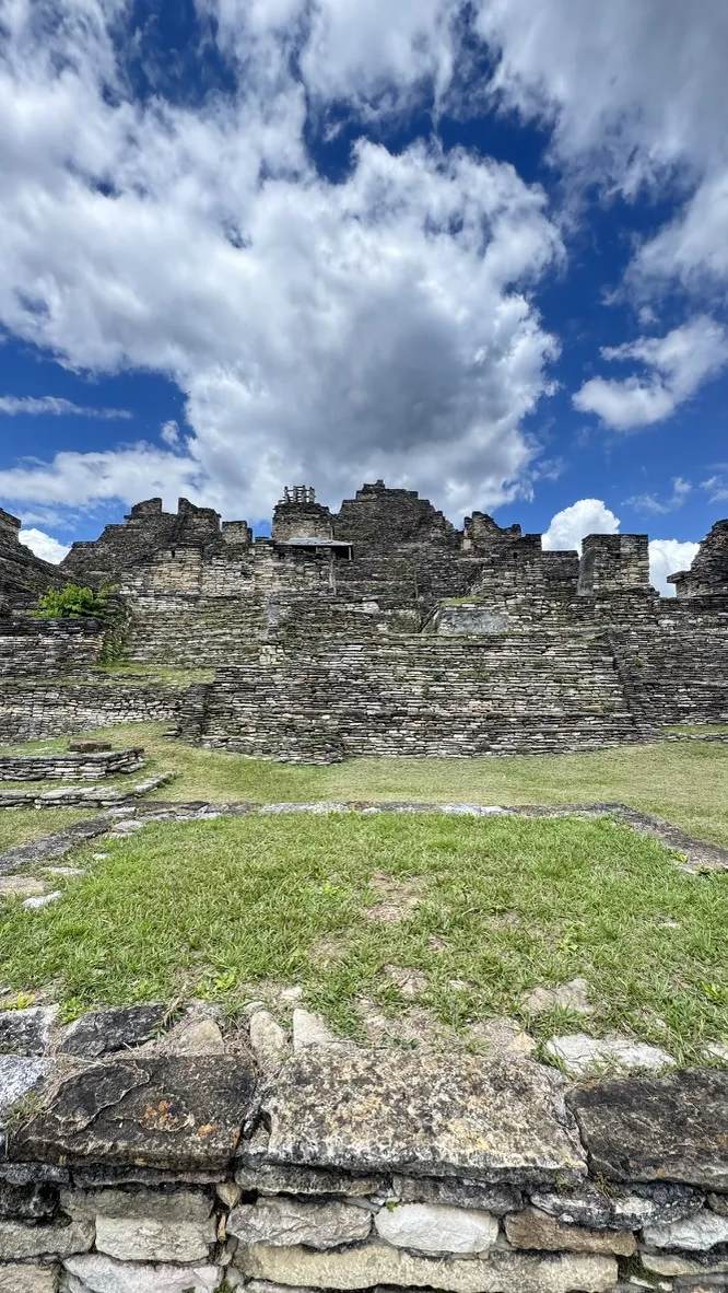 Escalinata de Toniná bajo un cielo despejado