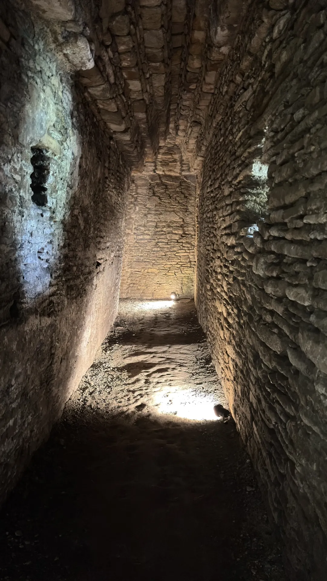 Pasillo interior de piedra en Toniná