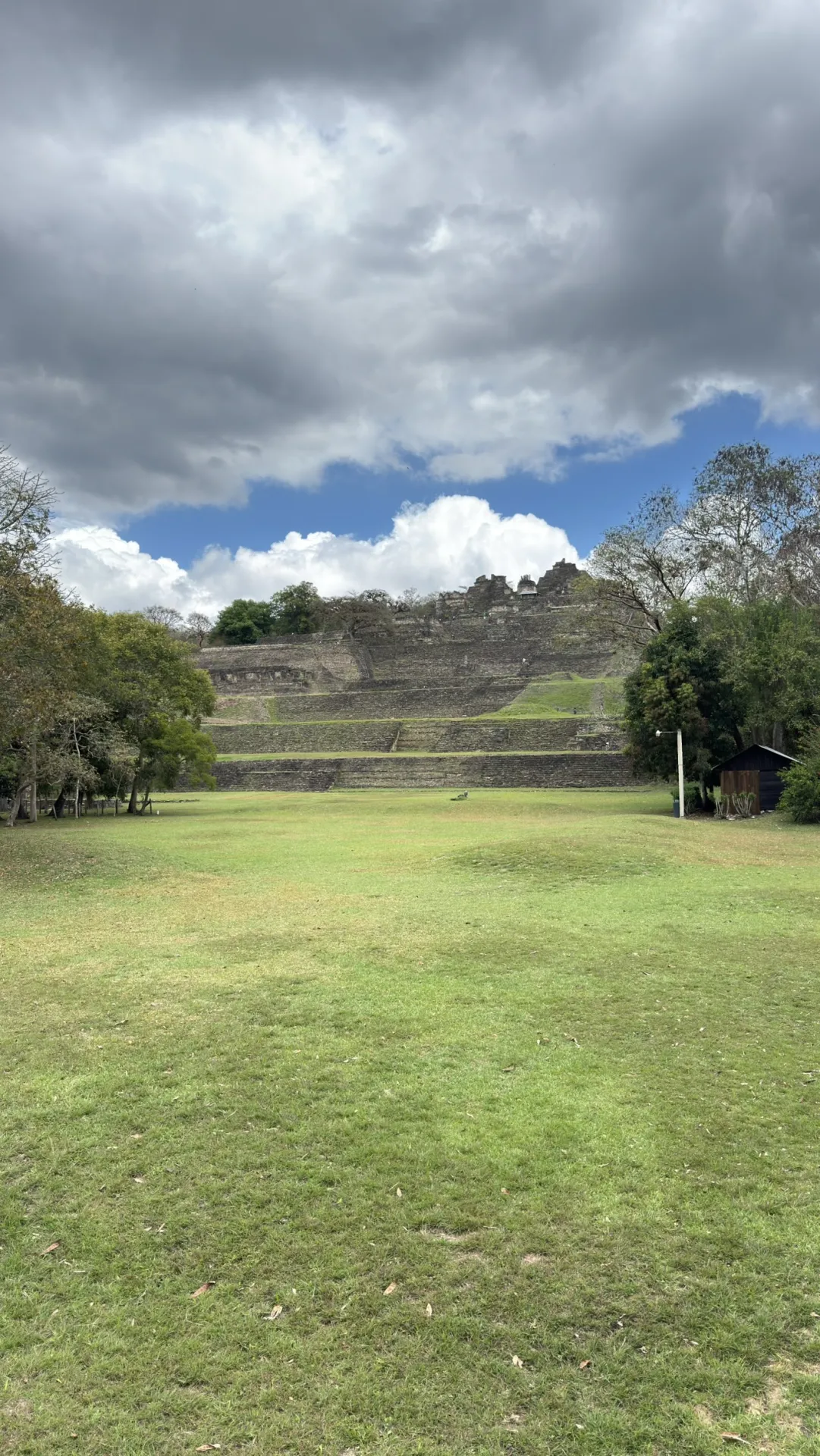 La acrópolis de Toniná vista desde la explanada