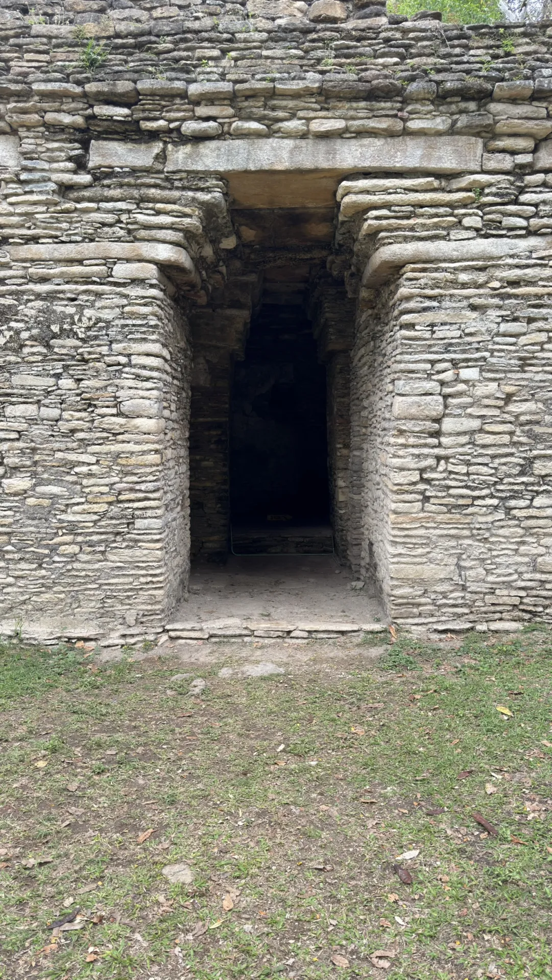 Acceso a una cámara de Toniná